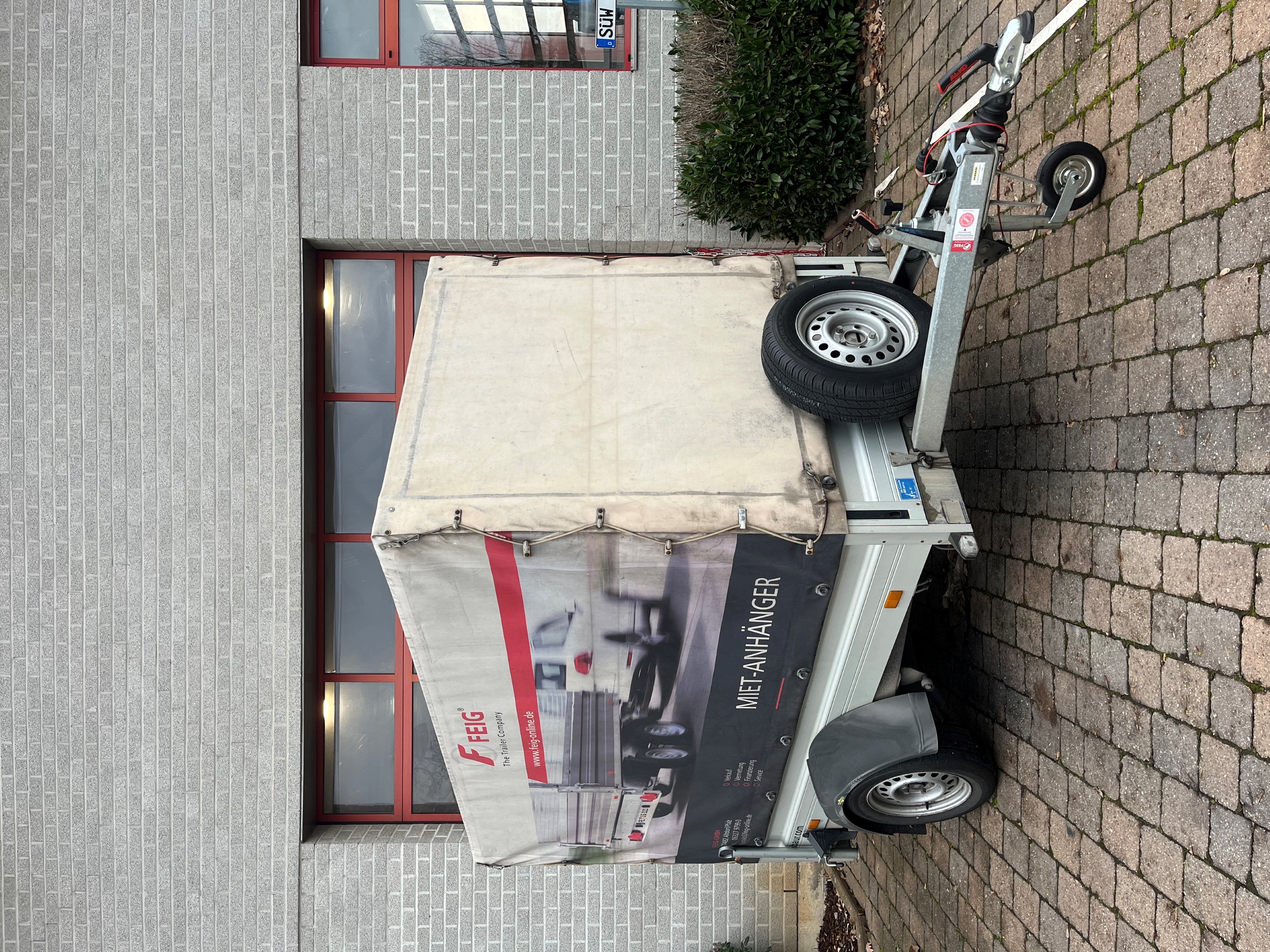 Einachs Tieflader mit Plane & Spriegel